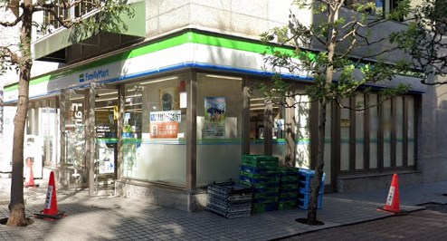 コンビニ　ファミリーマート 神楽坂三丁目店（コンビニ）まで7m