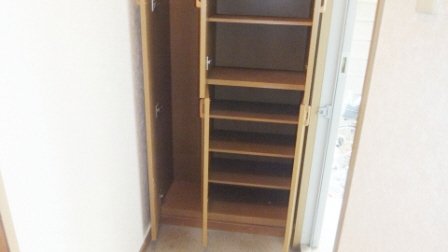 玄関　下駄箱完備
