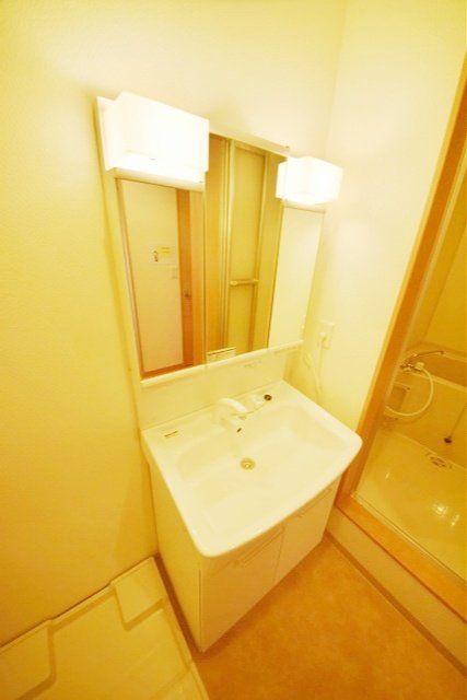 洗面設備　★大きな鏡の洗面台です★