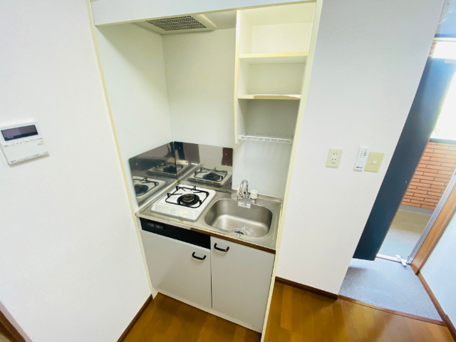 キッチン　同一建物内２０４号室内装写真転載