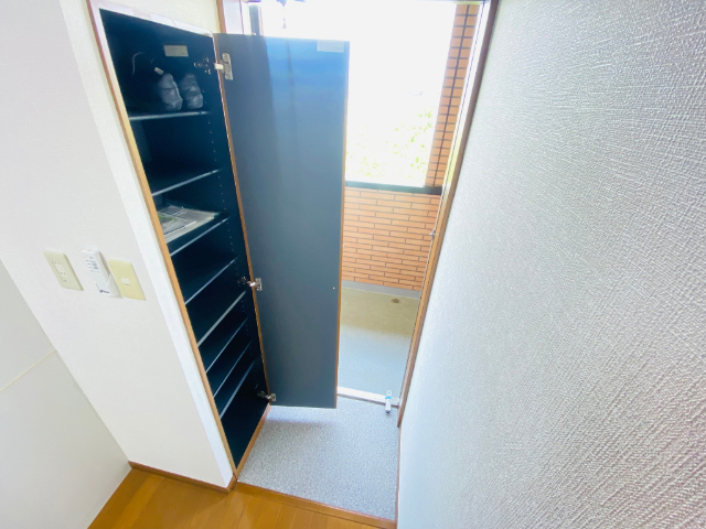 玄関　同一建物内２０４号室内装写真転載