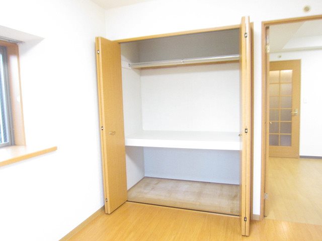 収納　ハンガーポールあります