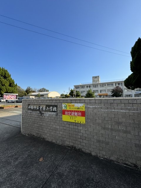 小学校　西脇市立重春小学校（小学校）まで668m