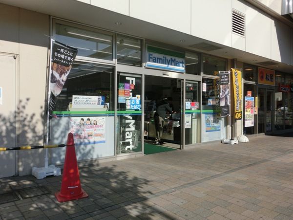 コンビニ　ファミリーマート狭山市駅西口店（コンビニ）まで497m