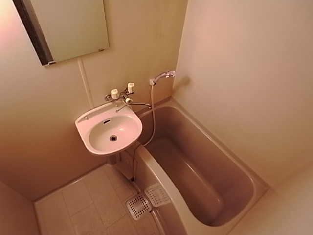 バス・シャワールーム　お風呂・トイレ別々のセパレートです