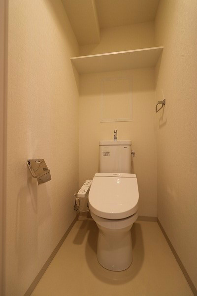 トイレ　上部に消耗品などが置ける棚がついています。