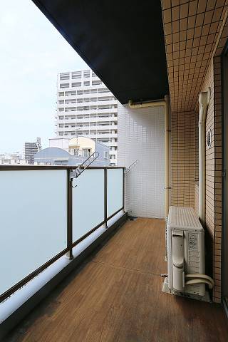 バルコニー　天気のいい日の洗濯物はこちらで