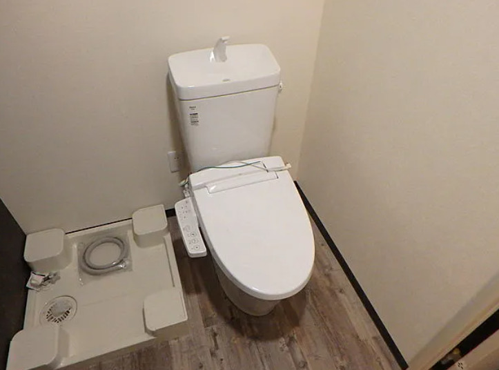 トイレ　※反転タイプのお部屋の写真を使用しています。