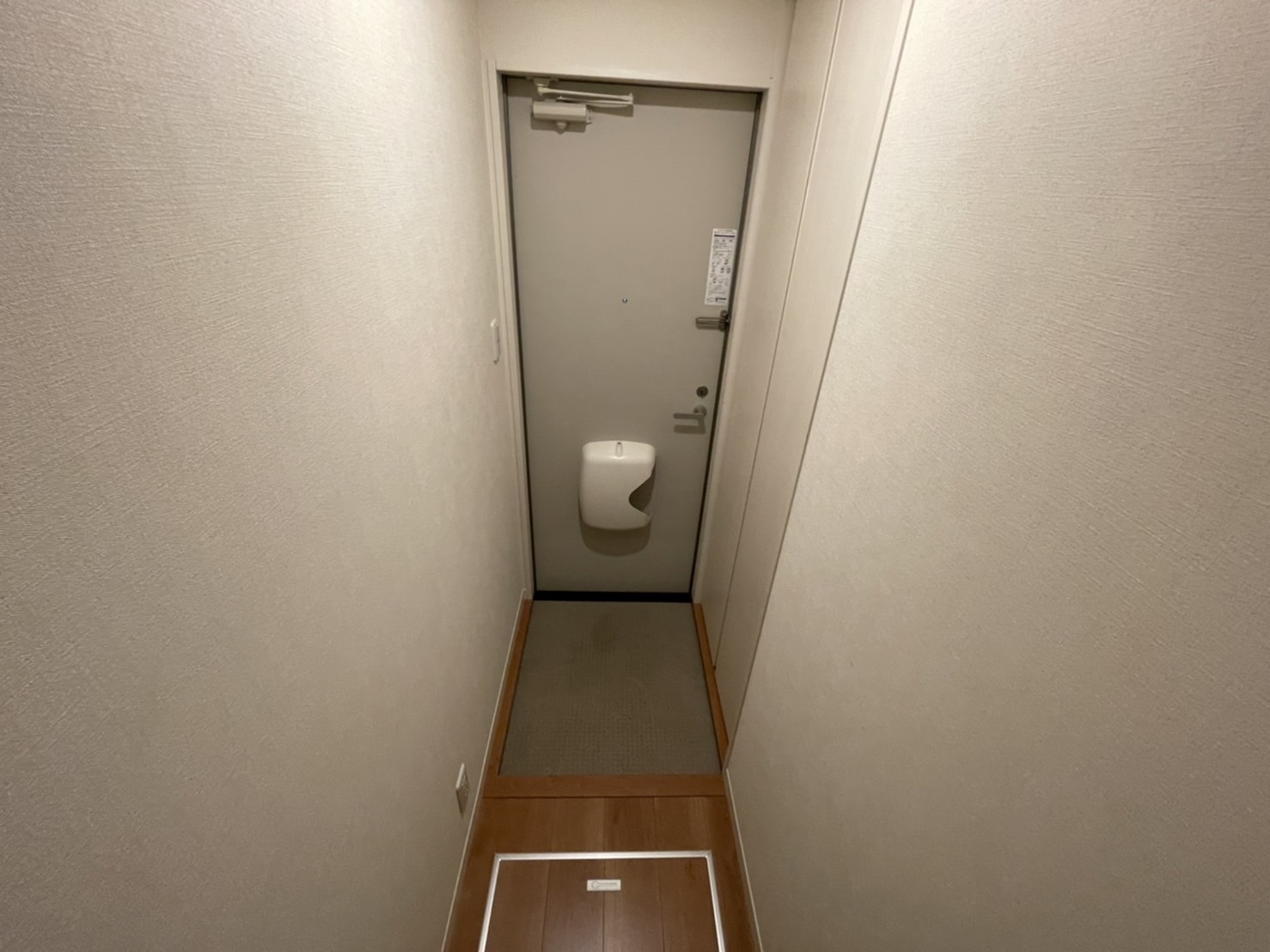 玄関　※同物件の別号室の写真ですのでご参考にご覧ください。