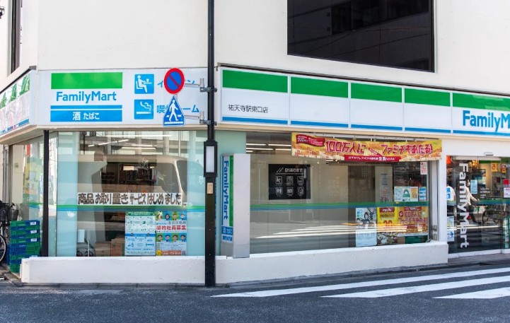 コンビニ　ファミリーマート 祐天寺駅東口店（コンビニ）まで196m