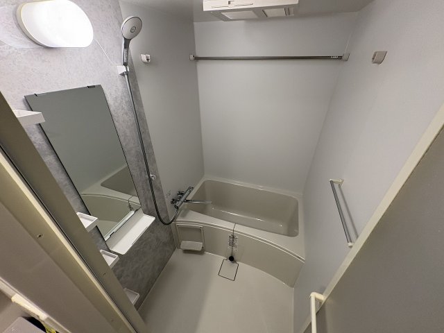 バス・シャワールーム　落ち着いた空間のお風呂です