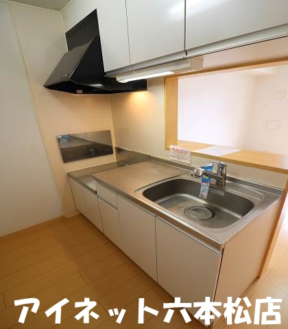 キッチン　作業スペースたっぷり。