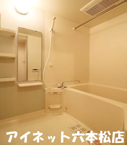 バス・シャワールーム　湯船に浸かってゆっくり癒しましょう。