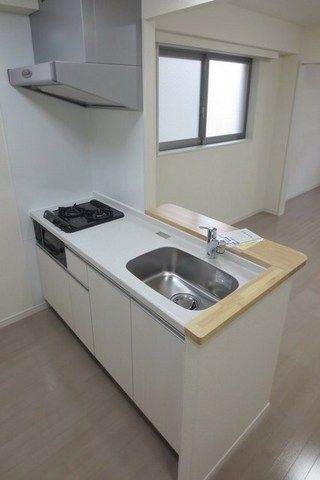 キッチン　グリル付きのシステムキッチン。対面式でお料理も快適です。