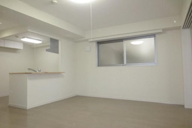 居室・リビング　角部屋で採光窓あり。フローリング貼りで高級感あります。