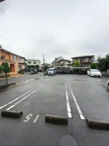 駐車場　駐車場があるので、車を買う予定の方も安心です