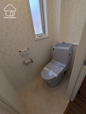 トイレ　１階のトイレにも窓があります