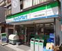 コンビニ　ファミリーマート千歳烏山駅西口店（コンビニ）まで53m