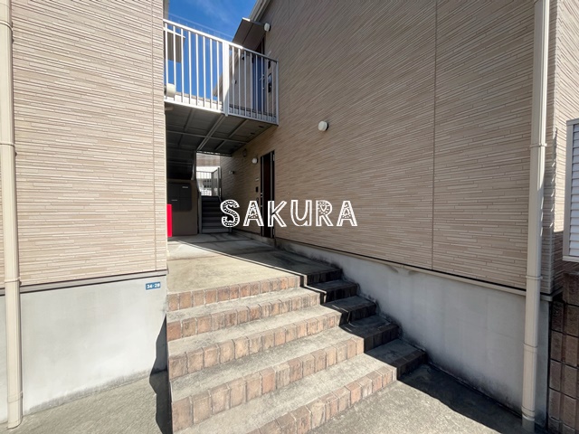 エントランス　重厚感のある建物デザイン♪