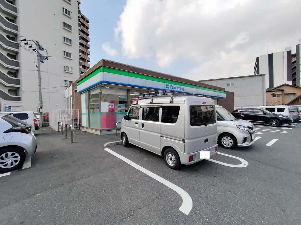 コンビニ　ファミリーマート 小倉北三萩野１丁目店（コンビニ）まで260m
