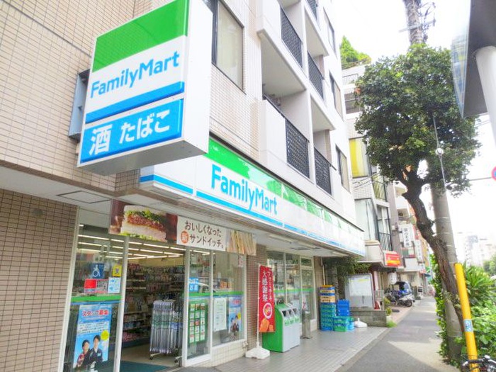 コンビニ　ファミリーマート上馬交差点前店（コンビニ）まで341m