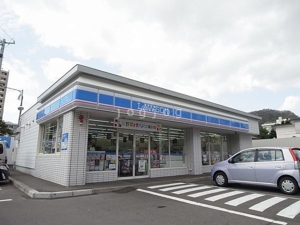 コンビニ　ローソン札幌旭ヶ丘店（コンビニ）まで246m