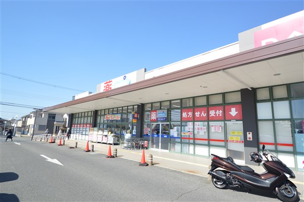 ドラックストア　ウエルシアステーションパーク垂水小束山店（ドラッグストア）まで879m