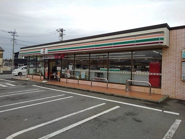 コンビニ　セブンイレブン（コンビニ）まで840m