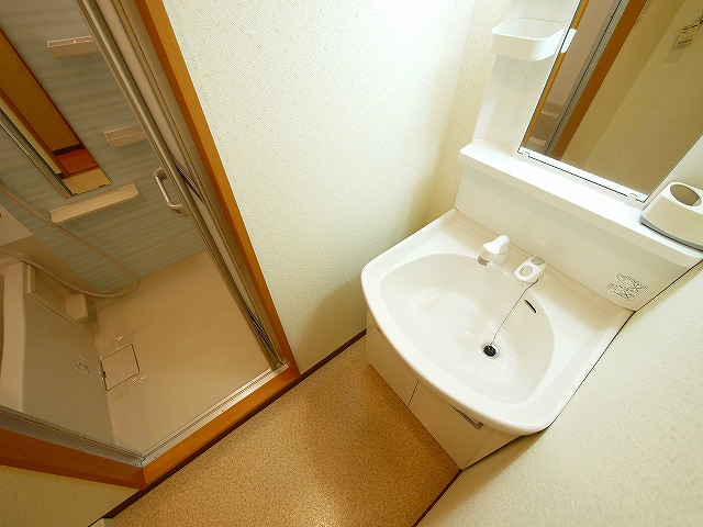 洗面設備　独立洗面台、小物を置くことができて便利です