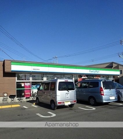 コンビニ　ファミリーマート（コンビニ）まで779m
