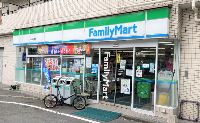 コンビニ　ファミリーマート市谷台町店（コンビニ）まで72m