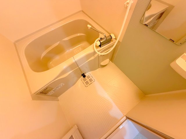 バス・シャワールーム　広めのお風呂は一日の疲れを癒してくれます。