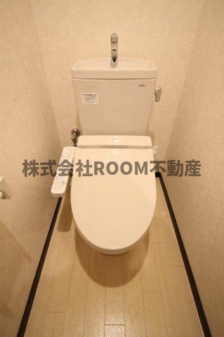 トイレ　落ち着いた色調のトイレです