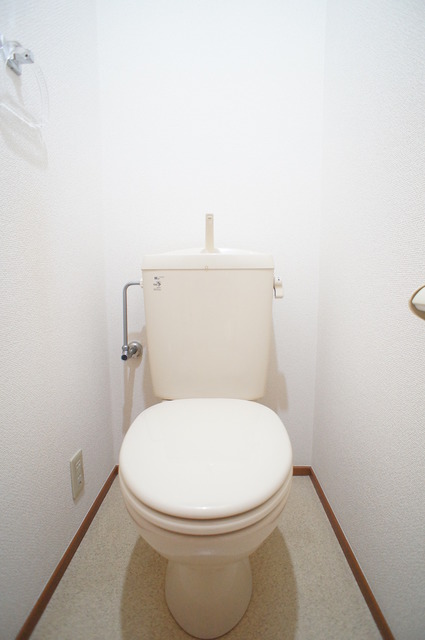 トイレ　白を基調とした空間で清潔感のあるトイレです♪