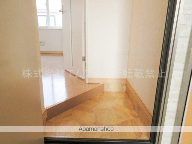 地下鉄東西線 新さっぽろ駅 徒歩10分 3階建 築18年の玄関写真