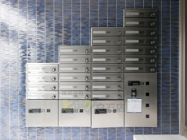 エントランス　留守中も荷物が受け取れて便利な宅配ＢＯＸ完備しています♪