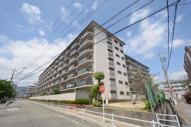 建物外観　エレベータ付きで、重い荷物があっても便利です！