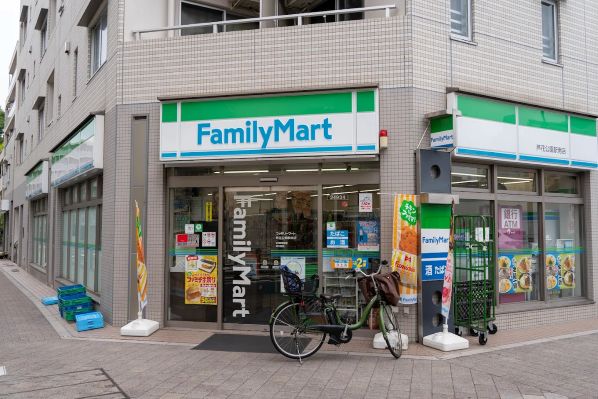 コンビニ　ファミリーマート芦花公園駅南店（コンビニ）まで542m