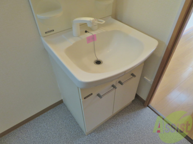 洗面設備　忙しい朝の味方、独立洗面台があるのは嬉しいですね。