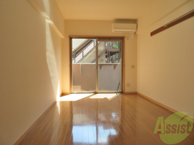 居室・リビング　陽の光が差し込む明るいお部屋は気持がいいですね～