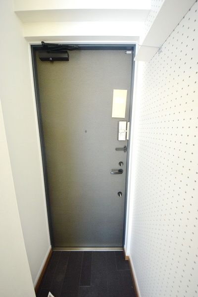 玄関　※別部屋の参考写真です。