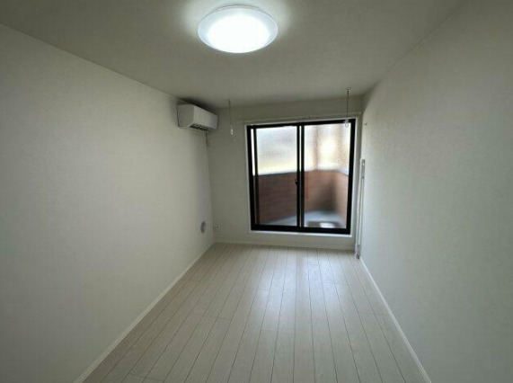 居室・リビング　6.8帖のお部屋です。