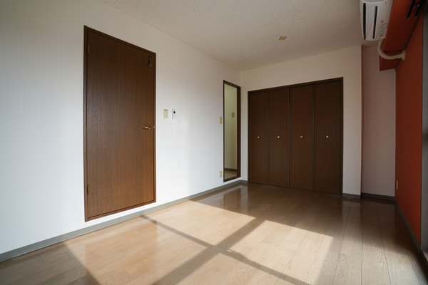 居室・リビング　同じ建物の別なお部屋
