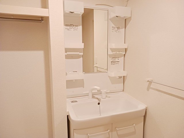 洗面設備　明るい洗面所です