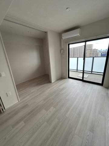その他部屋・スペース　落ち着いた色調の寝室です