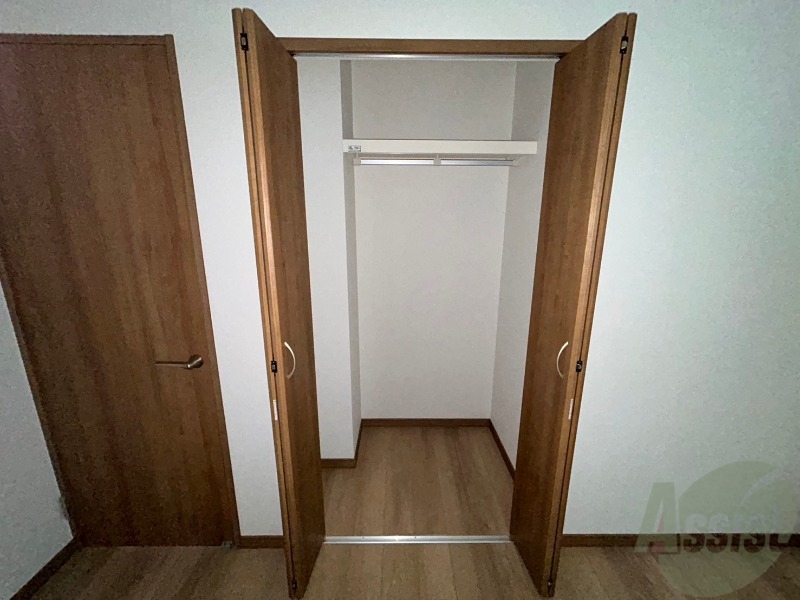 収納　こちらの収納にはハンガーをかけて服もしまえますね。