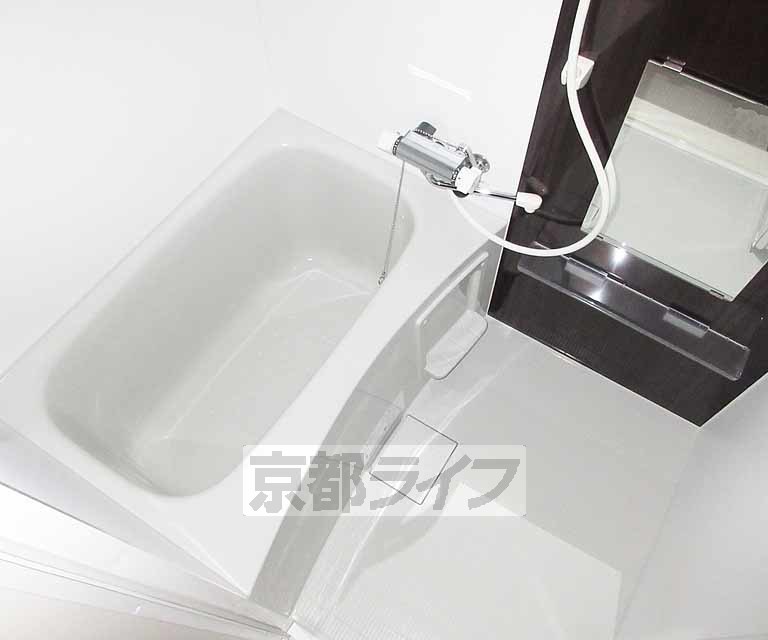 バス・シャワールーム　白を基調としとても綺麗なお風呂場です。
