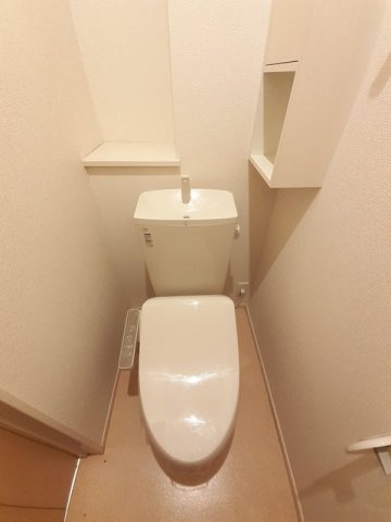 トイレ　落ち着いた色調のトイレです