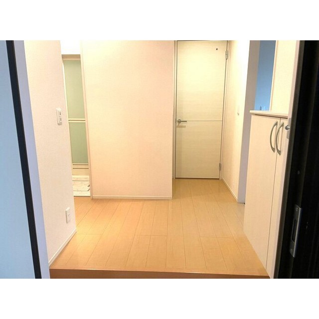 各務原市 3階建 築16年の玄関写真