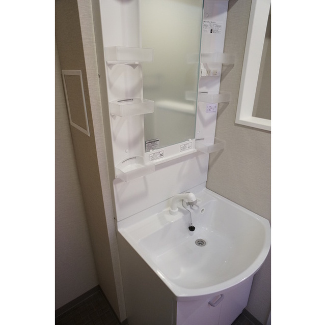洗面設備　※同タイプの別部屋の写真です。
